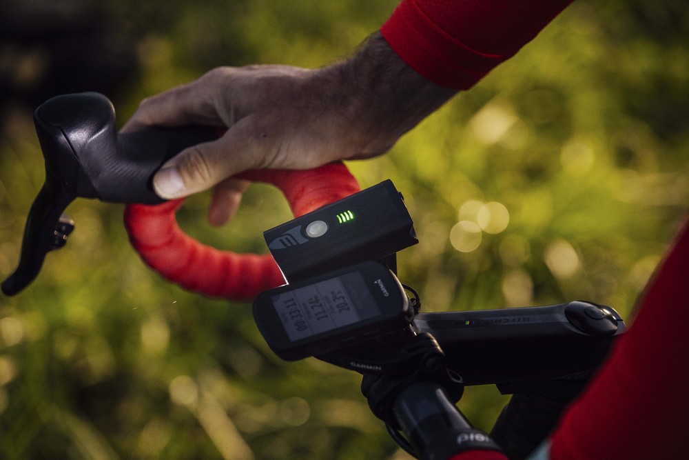 Světlo přední Force DIVER 900lm USB - černá